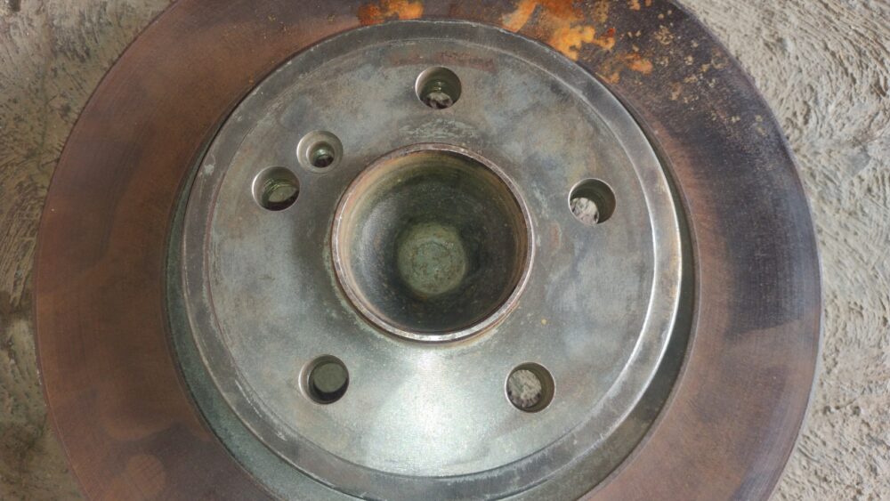 Mercedes-Benz CLA 200 2014 Disco Freno Trasero Izquierdo Con Maza OEM A2463340006