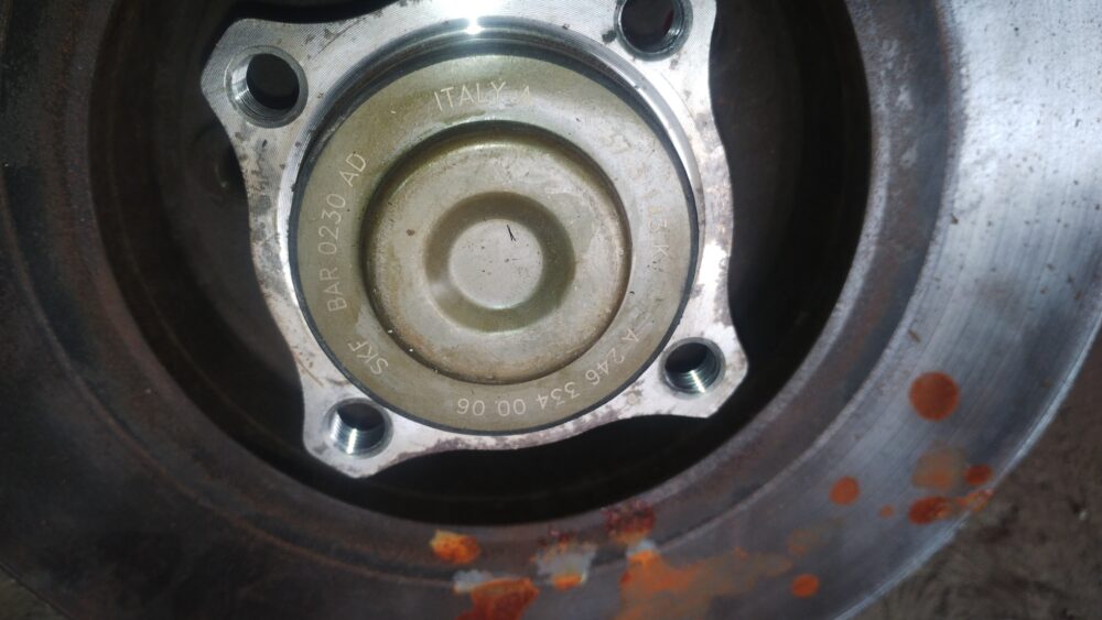 Mercedes-Benz CLA 200 2014 Disco Freno Trasero Izquierdo Con Maza OEM A2463340006