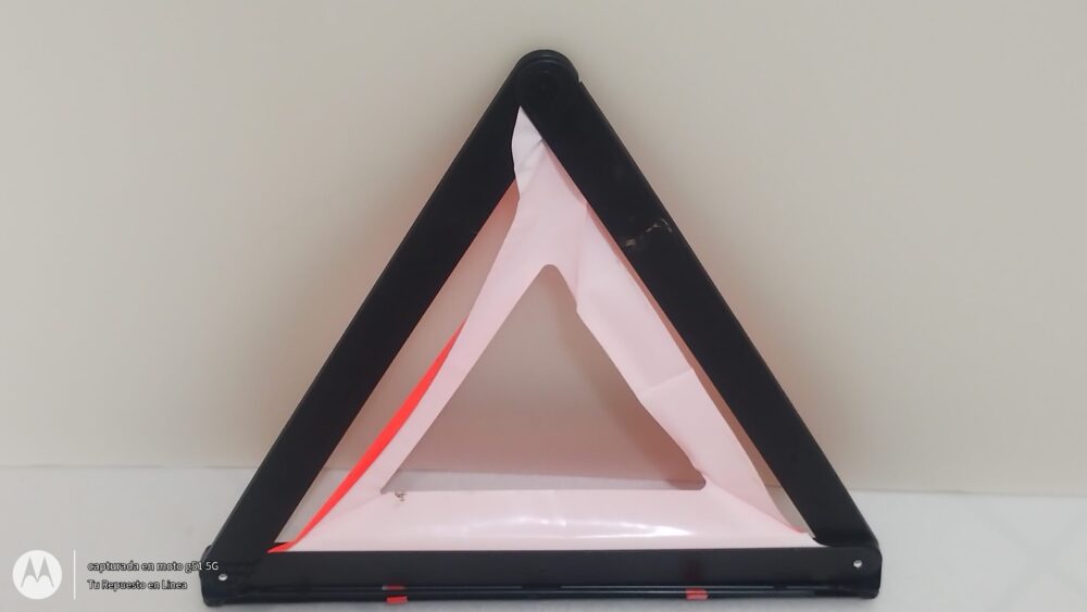 IMG_20250816_121908165 Mercedes-benz Cla 200 2014 Triángulo Emergencia A1718900197